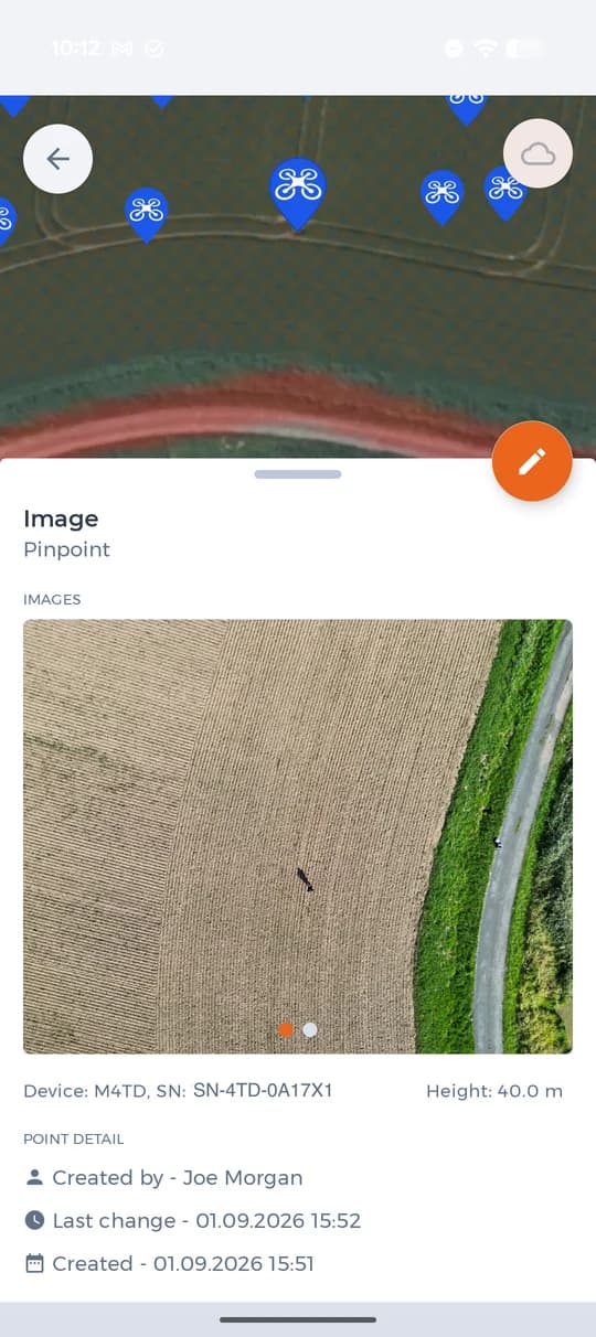 Ein Mensch auf dem Feld aus fünfzig Metern Höhe